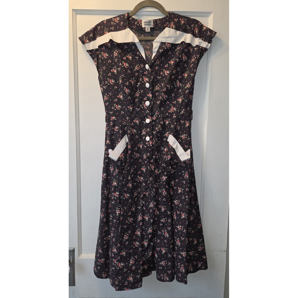 Unique Vintage Swing Dress. Black Strawberry Print. Floral. White Trim. M 6/8